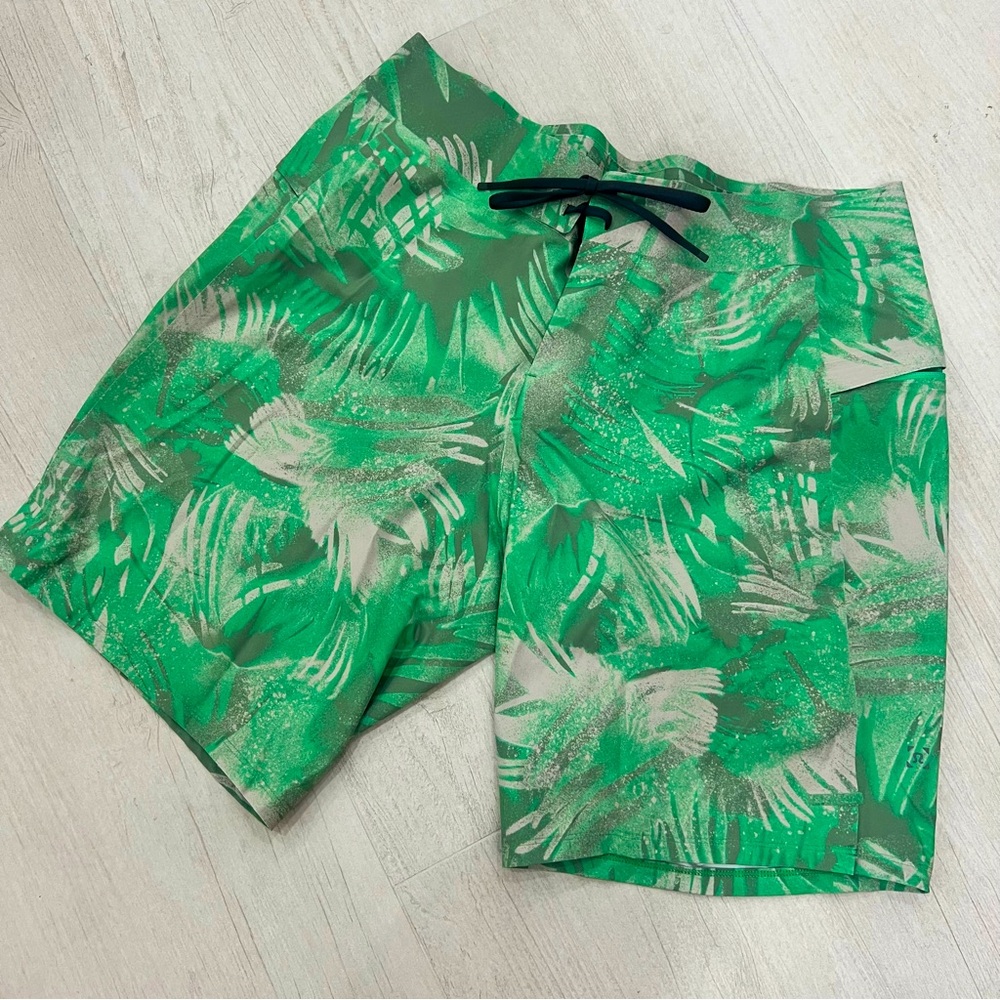 Lululemon Channel Cross 9” Swim Short
Spray Palms Green Multi Size 32
